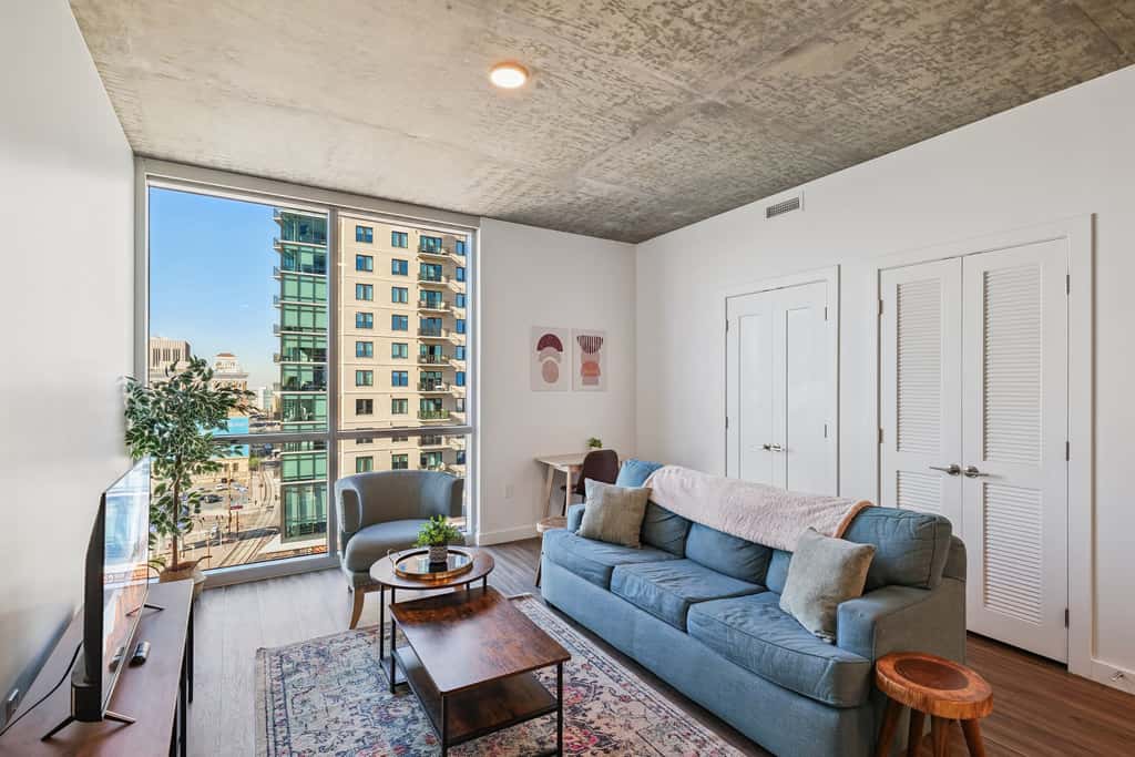 Cozysuites Adeline 1BR - valet parking, gym, pool!