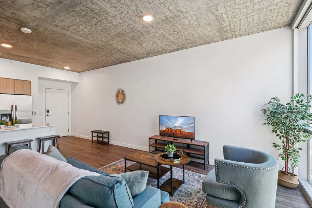 Cozysuites Adeline 1BR - valet parking, gym, pool!