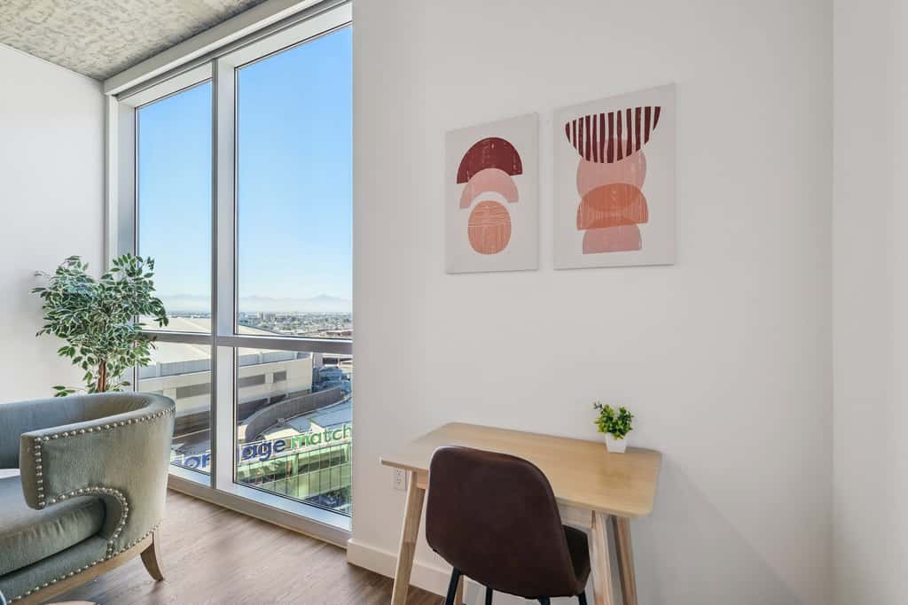 Cozysuites Adeline 1BR - valet parking, gym, pool!