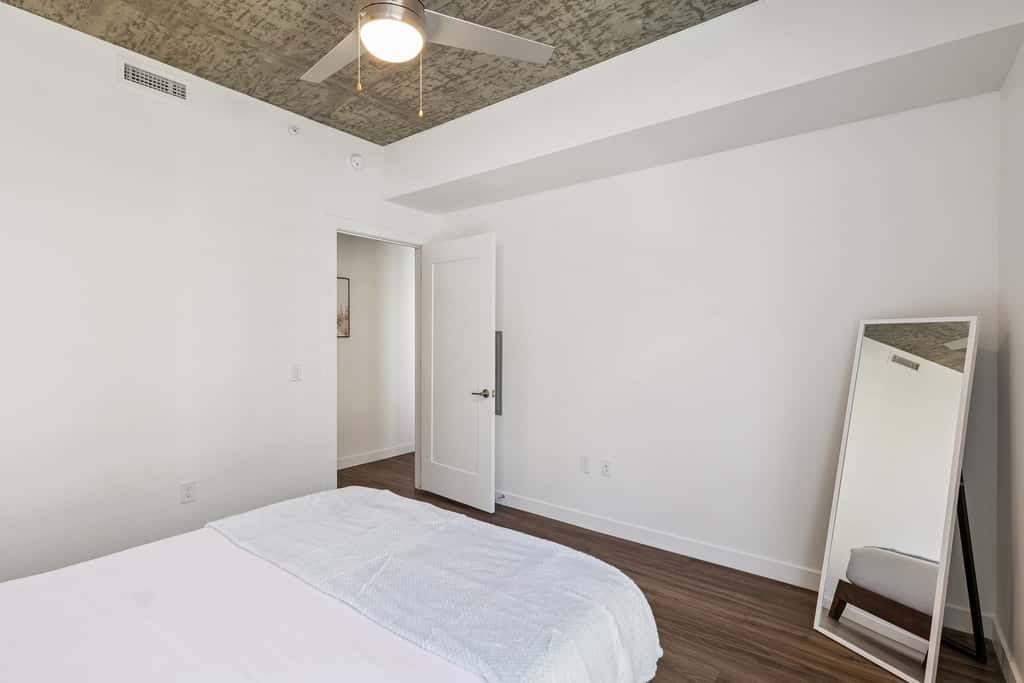 Cozysuites Adeline 1BR - valet parking, gym, pool!