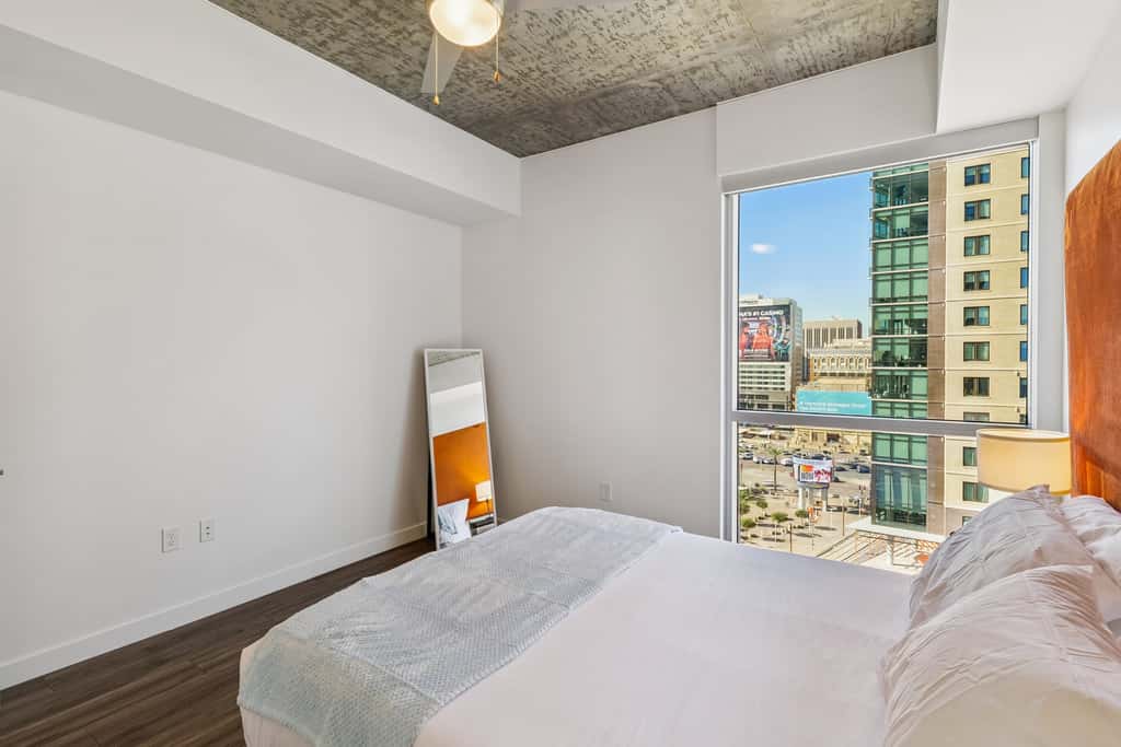 Cozysuites Adeline 1BR - valet parking, gym, pool!