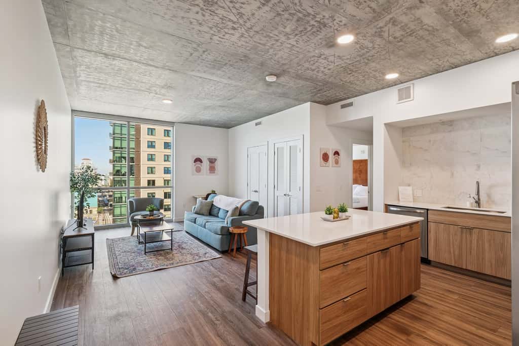 Cozysuites Adeline 1BR - valet parking, gym, pool!