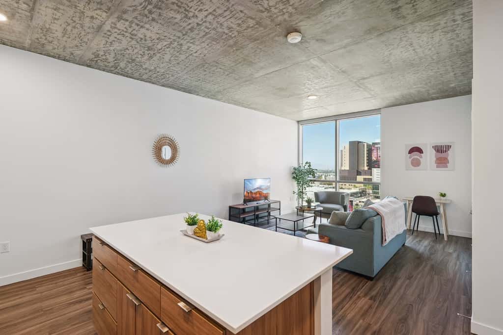 Cozysuites Adeline 1BR - valet parking, gym, pool!