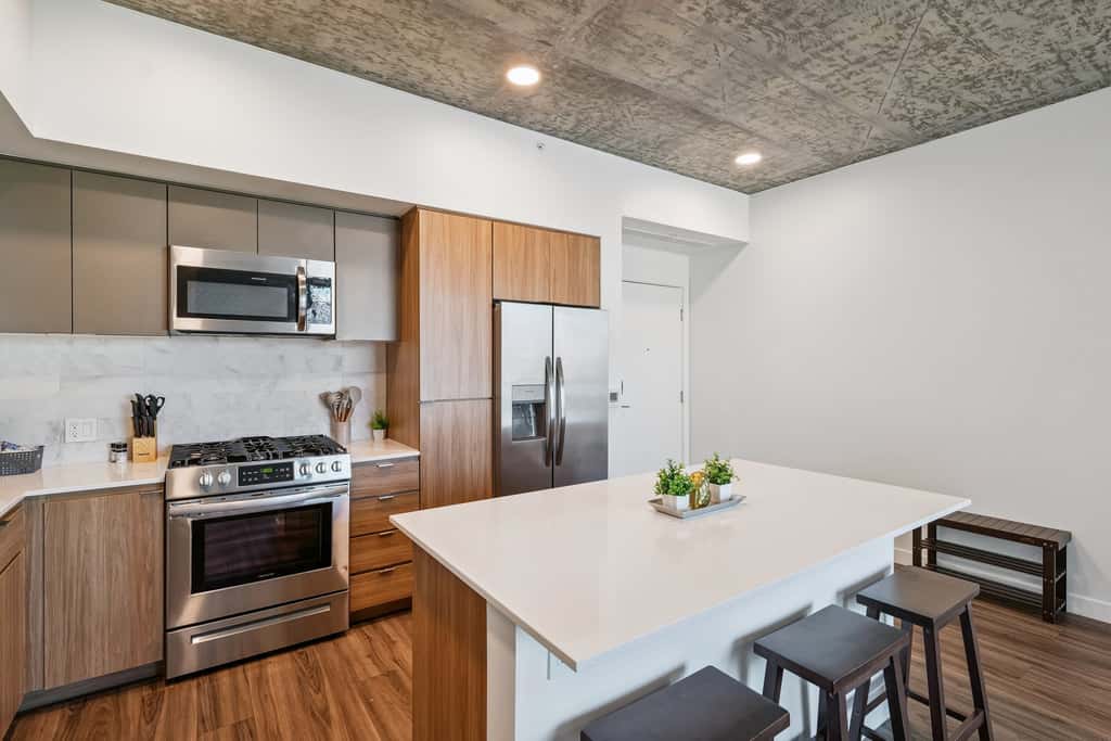 Cozysuites Adeline 1BR - valet parking, gym, pool!