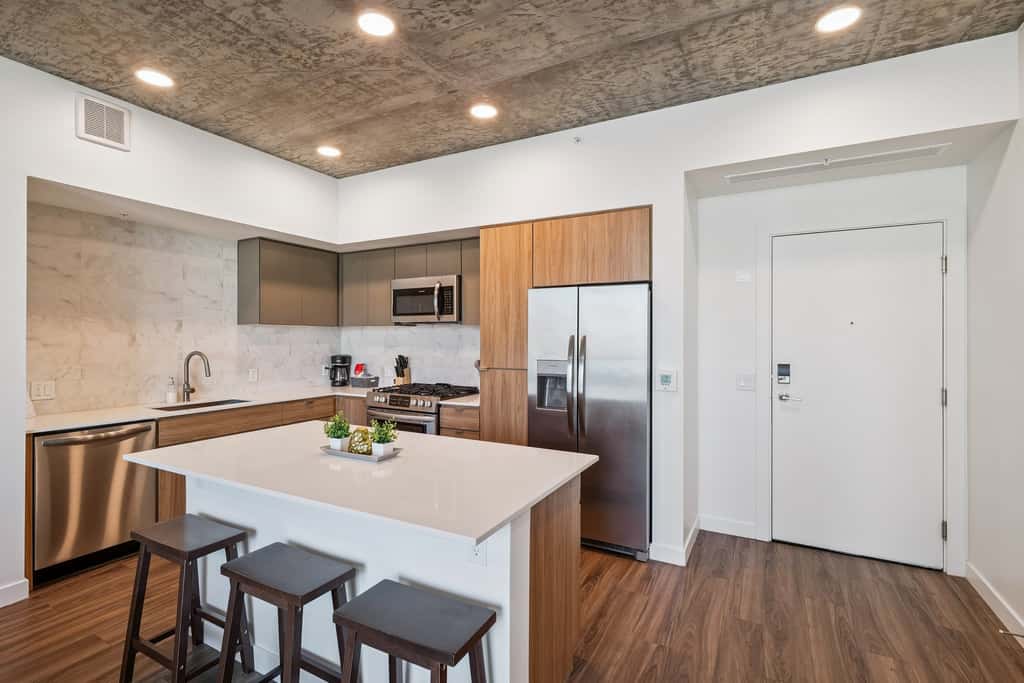 Cozysuites Adeline 1BR - valet parking, gym, pool!