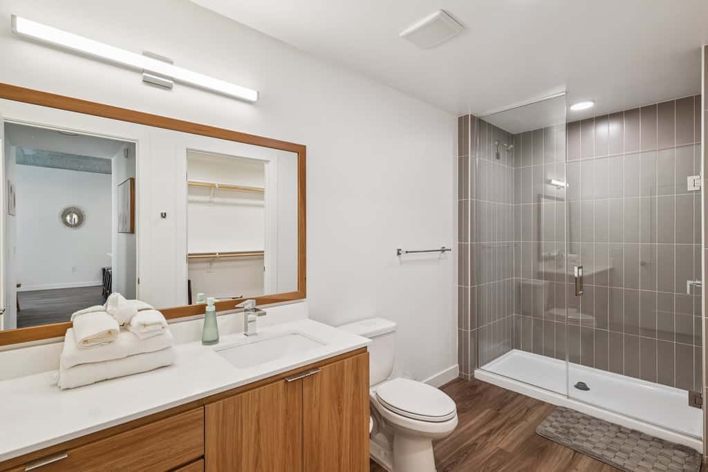 Cozysuites Adeline 1BR - valet parking, gym, pool!