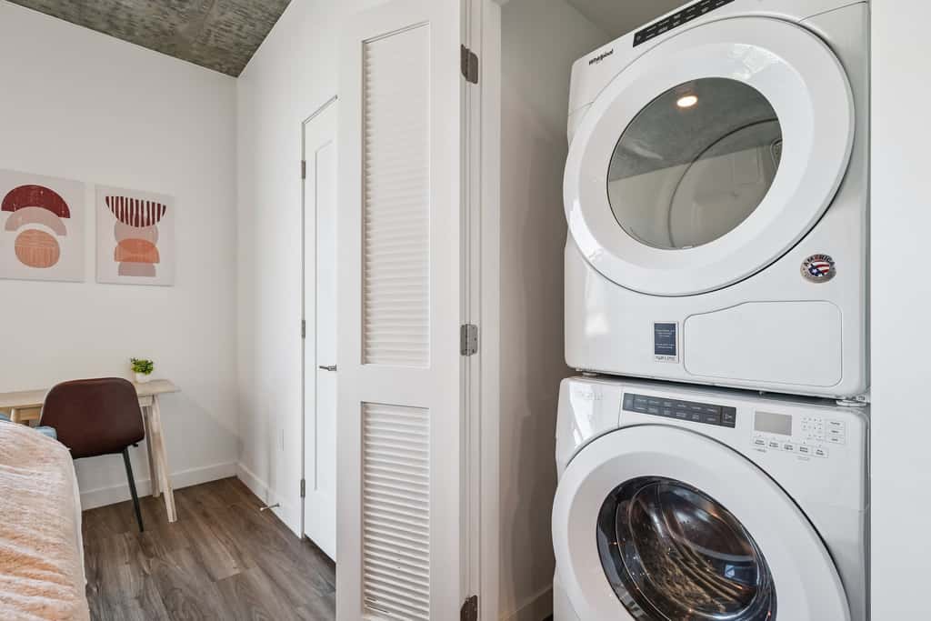Cozysuites Adeline 1BR - valet parking, gym, pool!