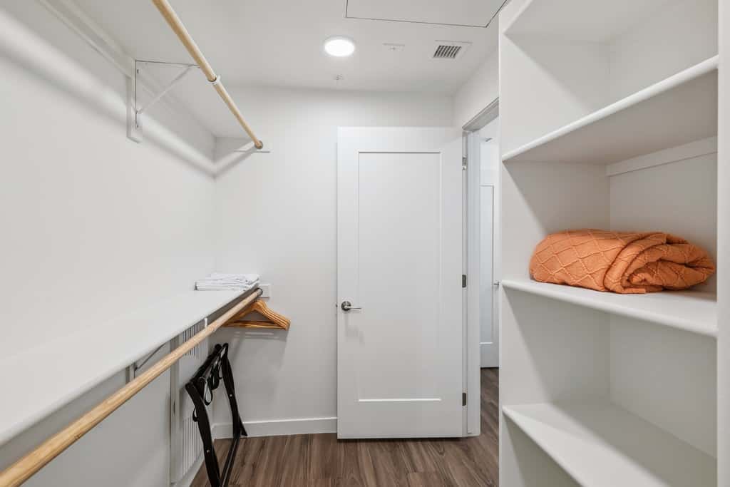 Cozysuites Adeline 1BR - valet parking, gym, pool!