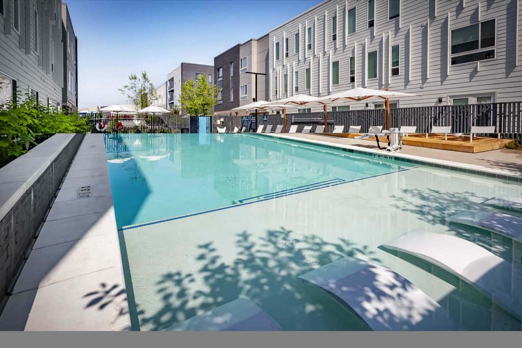 CozySuites Ayr 2BR with parking, pool, gym