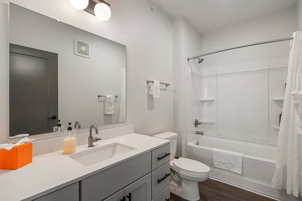 CozySuites Ayr 2BR with parking, pool, gym