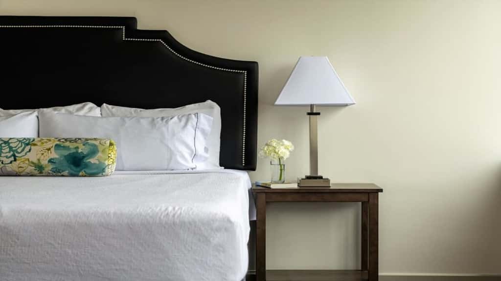 Spacious CozySuites at LTV 2BR with Pool, Gym