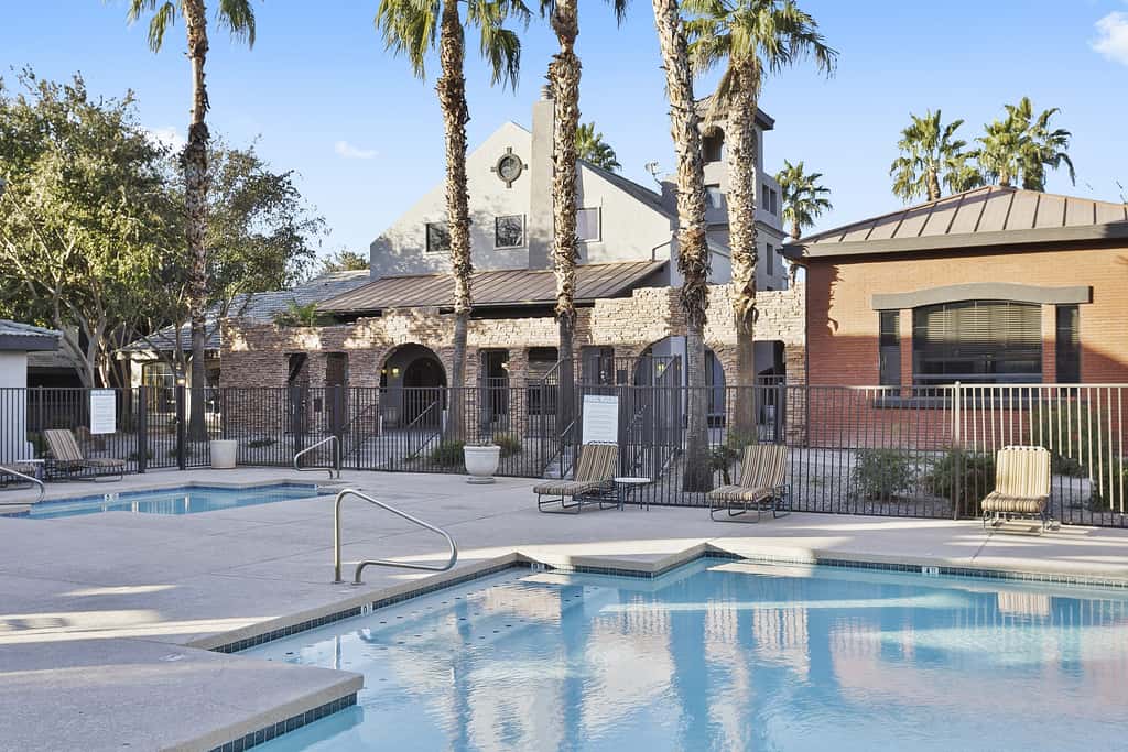 CozySuites Chandler with 2 pools, jacuzzi, arcade!