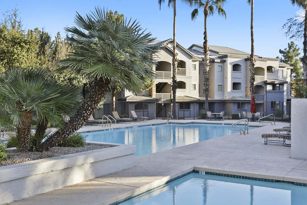CozySuites Chandler with 2 pools, jacuzzi, arcade!