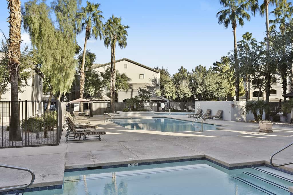 CozySuites Chandler with 2 pools, jacuzzi, arcade!
