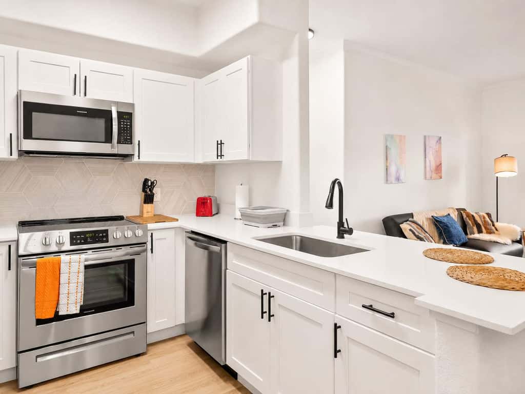 CozySuites Chandler with 2 pools, jacuzzi, arcade!