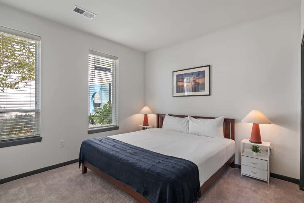 CozySuites Ayr with parking, pool, gym