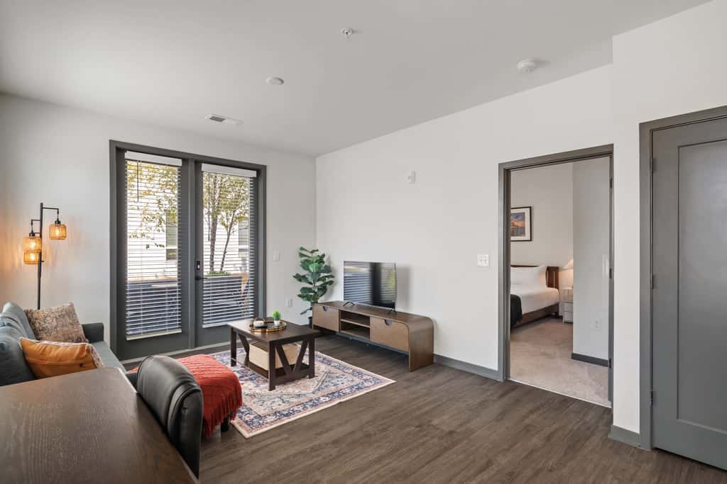 CozySuites Ayr with parking, pool, gym