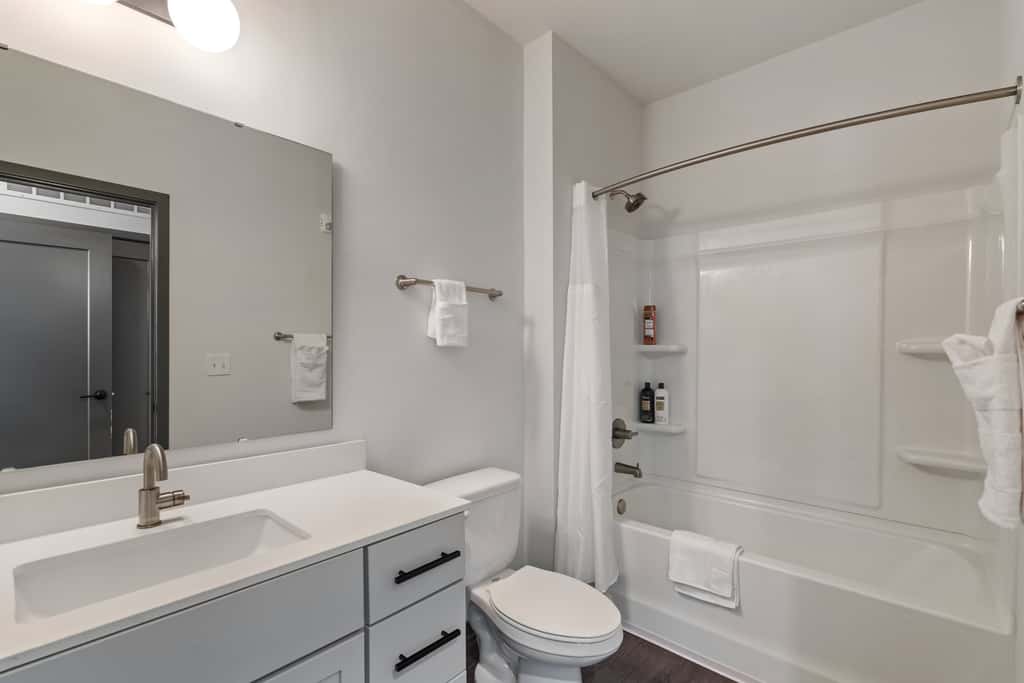 CozySuites Ayr with parking, pool, gym
