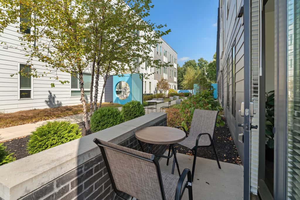 CozySuites Ayr with parking, pool, gym