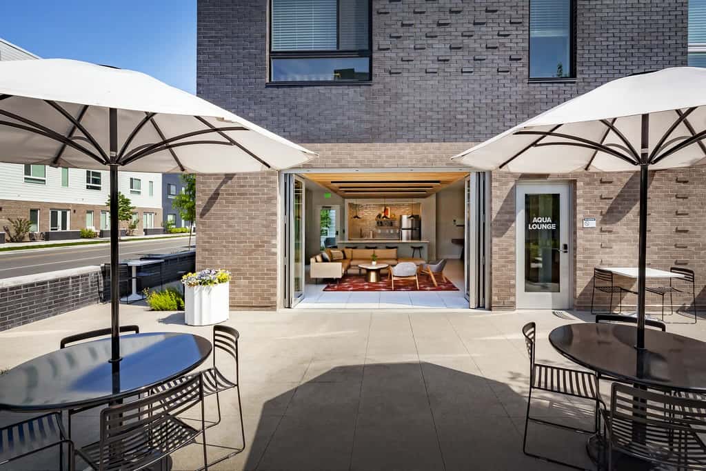 TWO CozySuites AYR | 3 Beds | parking, pool, gym