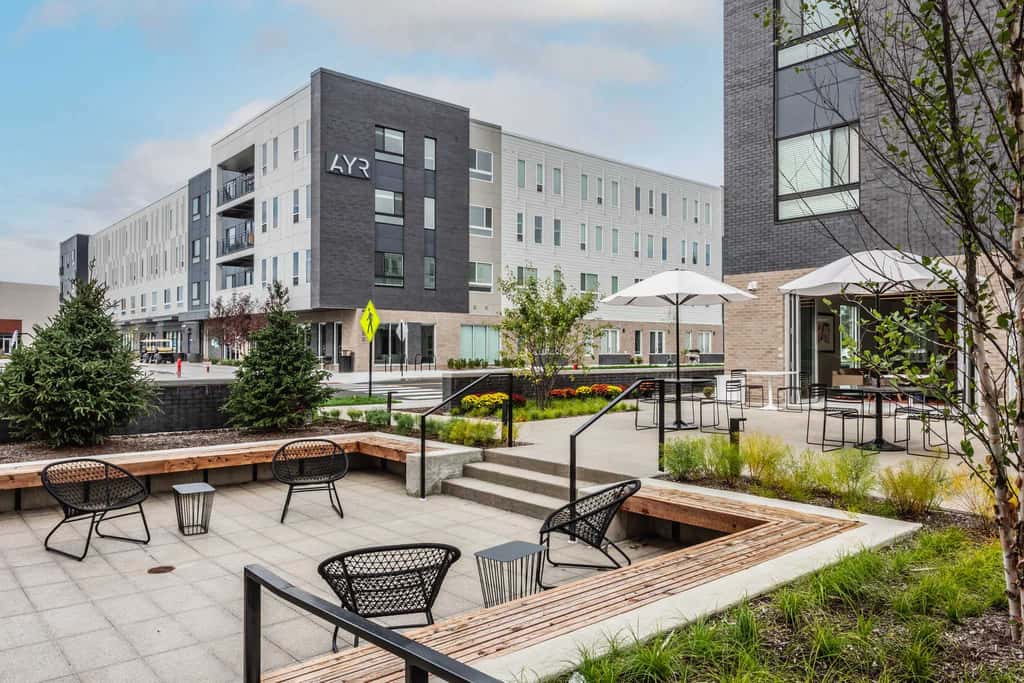 TWO CozySuites AYR | 3 Beds | parking, pool, gym