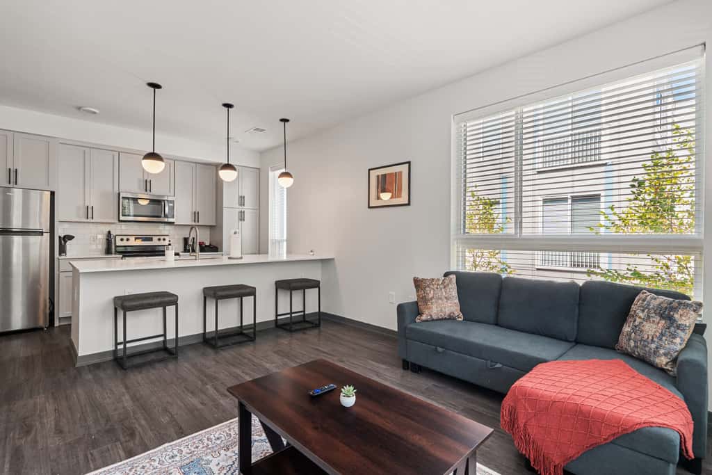 TWO CozySuites AYR | 3 Beds | parking, pool, gym