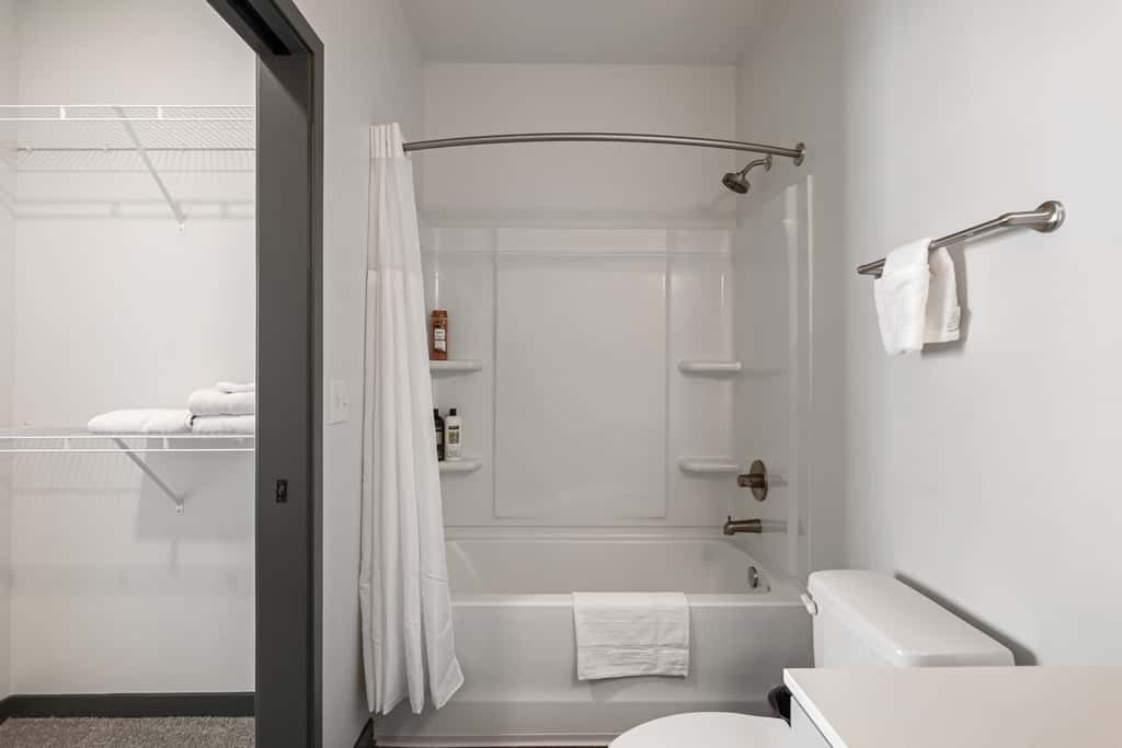 TWO CozySuites AYR | 3 Beds | parking, pool, gym