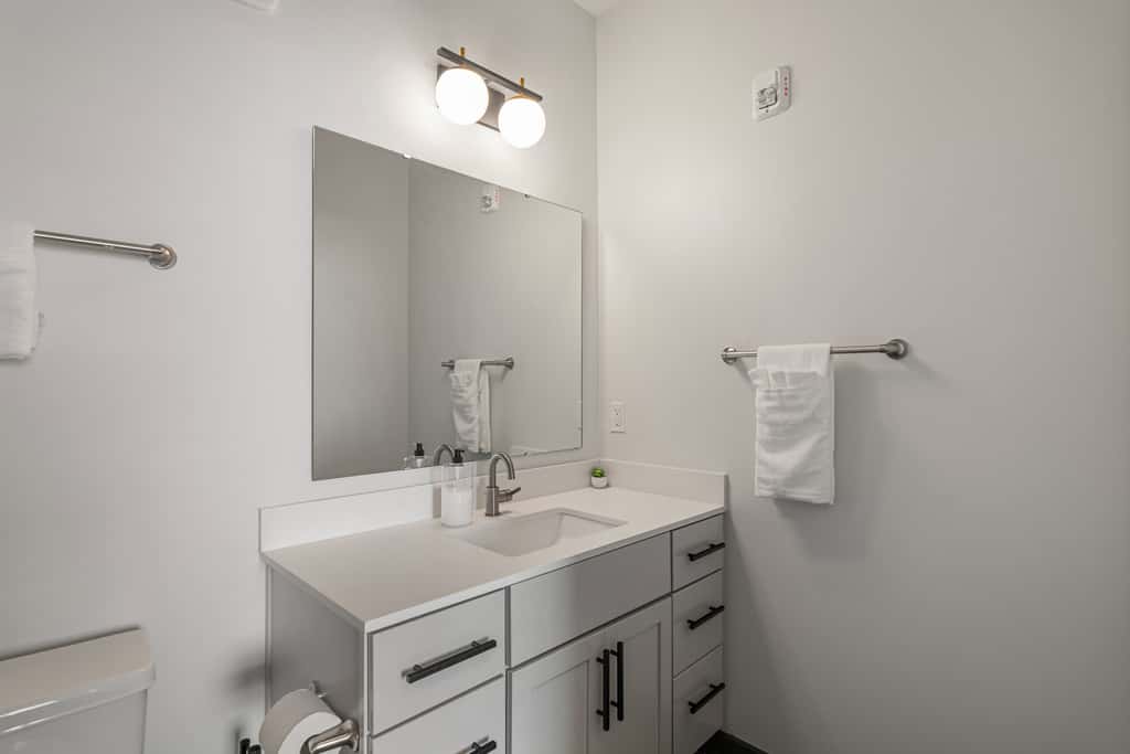 TWO CozySuites AYR | 3 Beds | parking, pool, gym