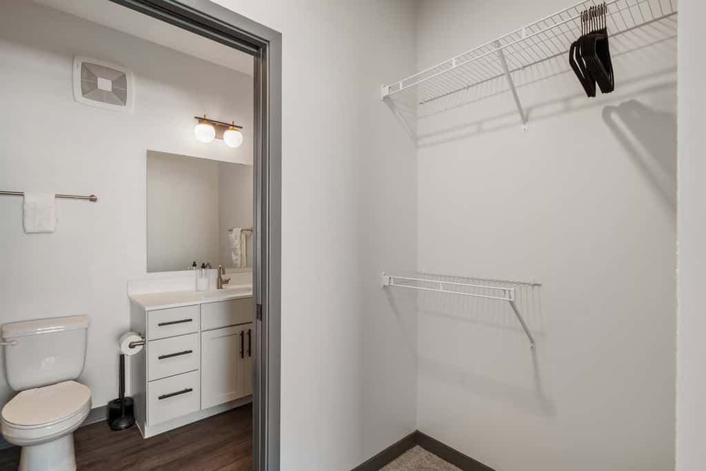 TWO CozySuites AYR | 3 Beds | parking, pool, gym