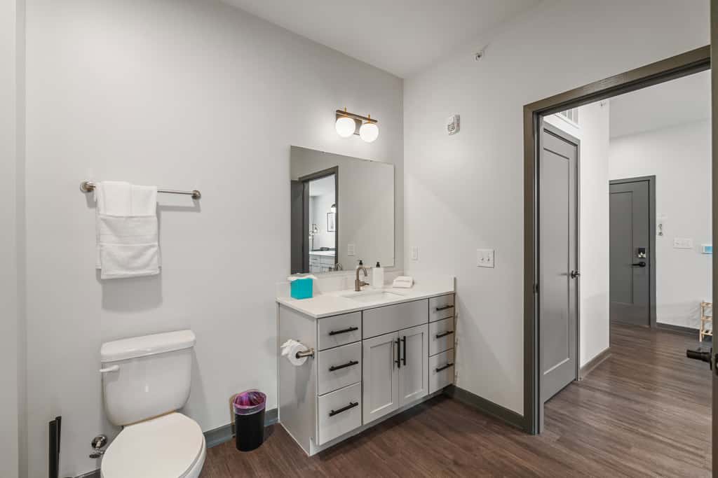 TWO CozySuites AYR | 3 Beds | parking, pool, gym