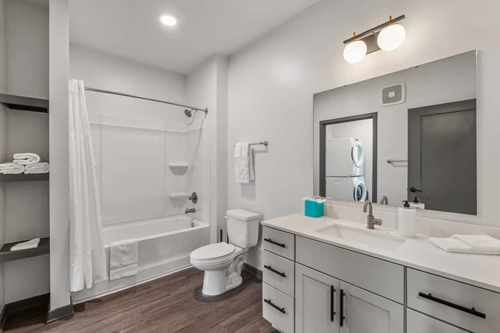 TWO CozySuites AYR | 3 Beds | parking, pool, gym