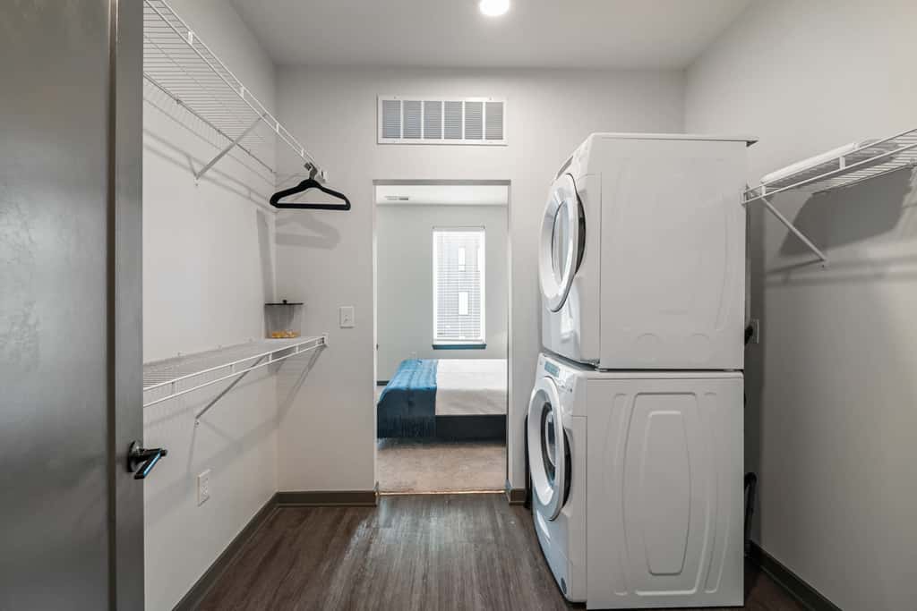 TWO CozySuites AYR | 3 Beds | parking, pool, gym