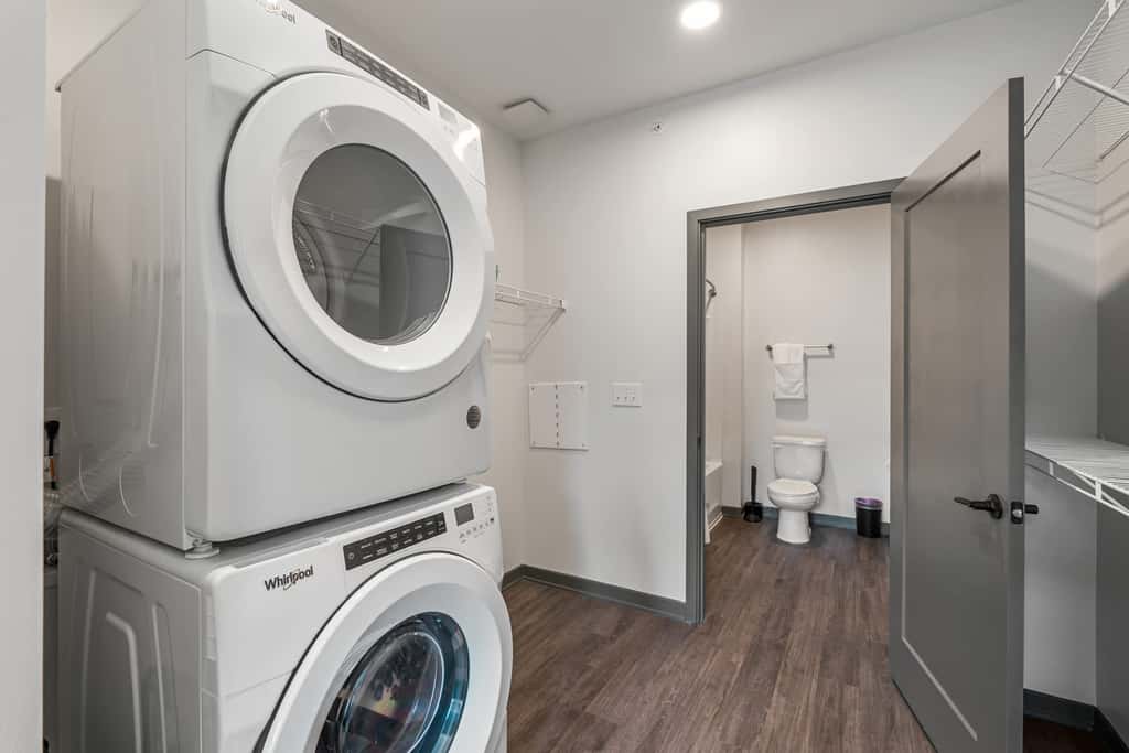 TWO CozySuites AYR | 3 Beds | parking, pool, gym