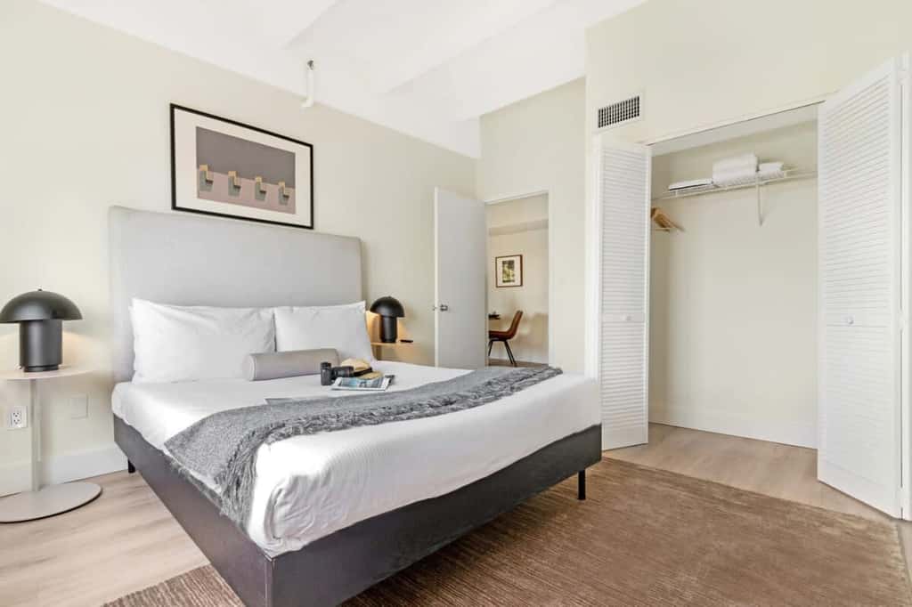 Roami 2br at The Alamac Pool Near the Beach