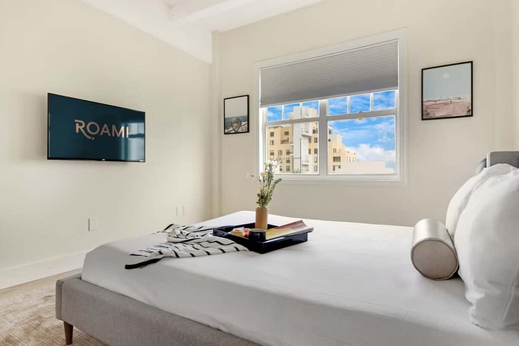 Roami 2br at The Alamac Pool Near the Beach