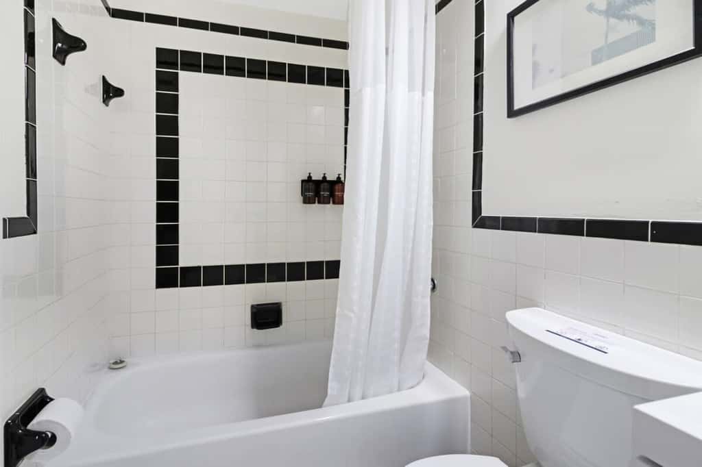 Roami 2br at The Alamac Pool Near the Beach