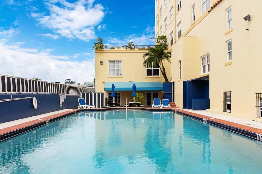 Roami 2br at The Alamac Pool Near the Beach