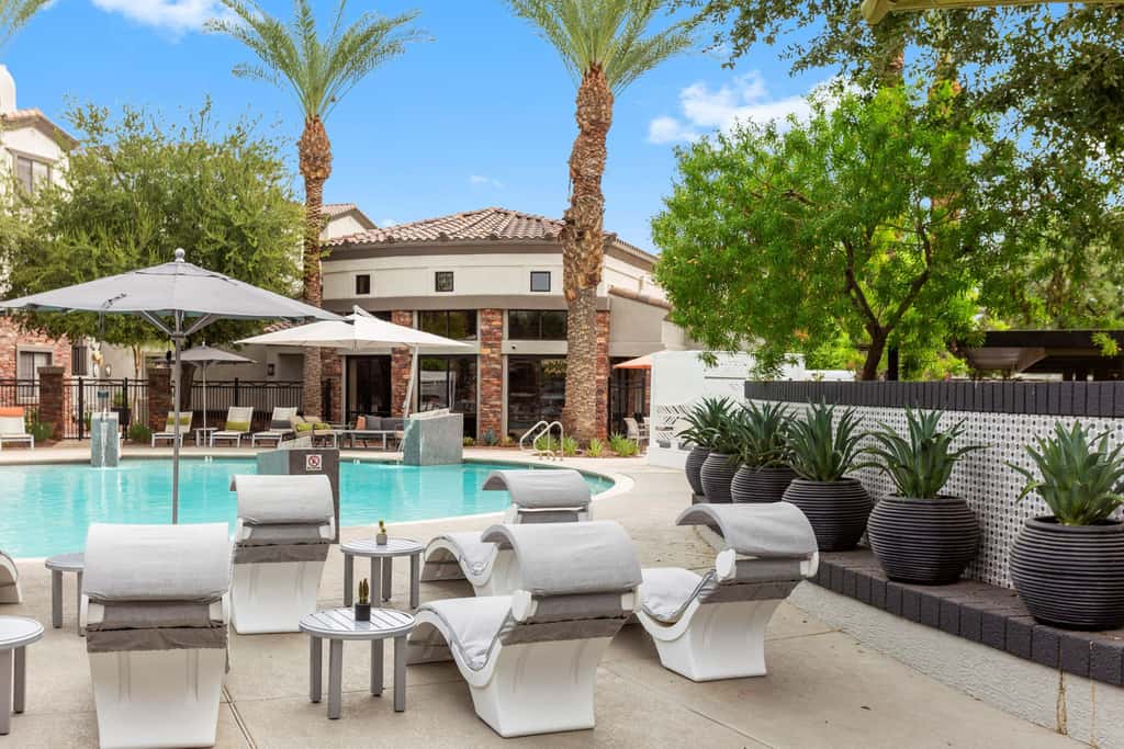 2BR CozySuites Glendale by the stadium with pool!