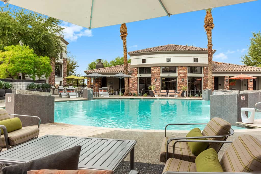 2BR CozySuites Glendale by the stadium with pool!