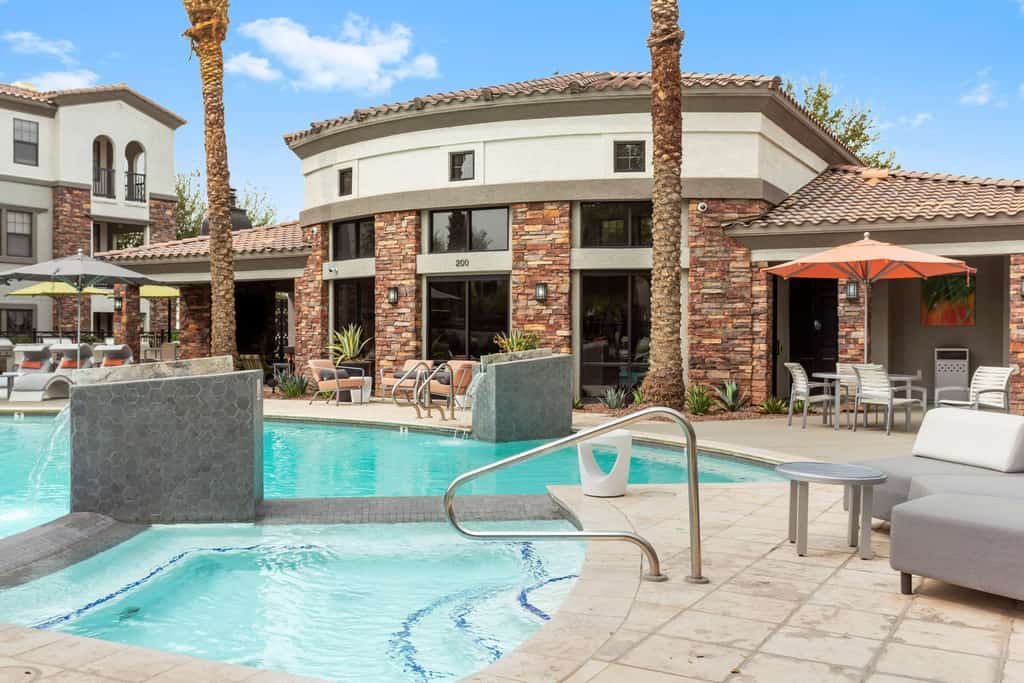 2BR CozySuites Glendale by the stadium with pool!