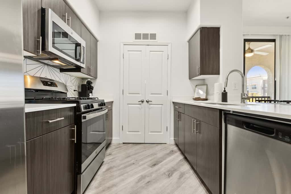 Modern 2BR CozySuites Glendale by stadium w/ pool!