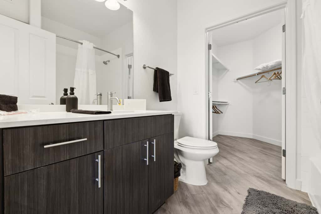 Modern 2BR CozySuites Glendale by stadium w/ pool!