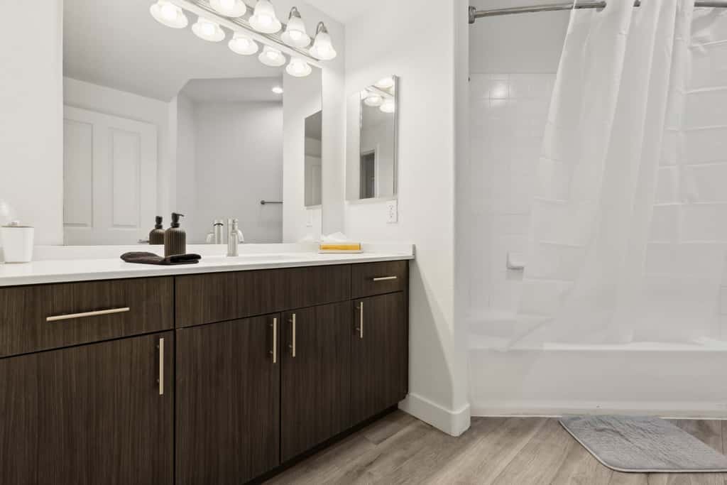 Modern 2BR CozySuites Glendale by stadium w/ pool!