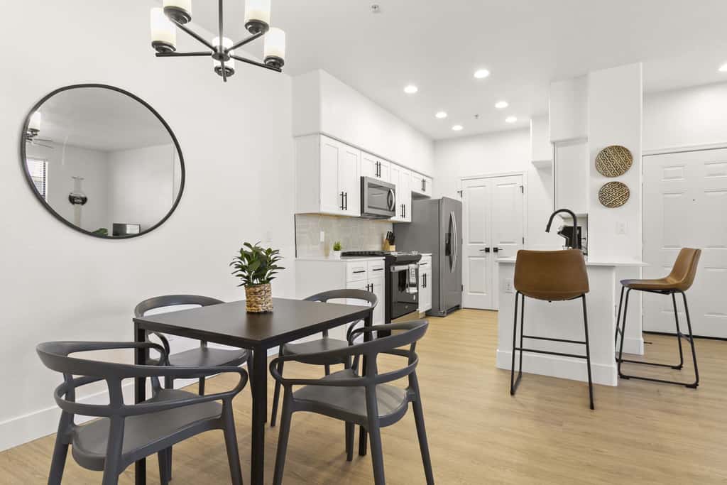 CozySuites Glendale close to the stadium w/ pool!