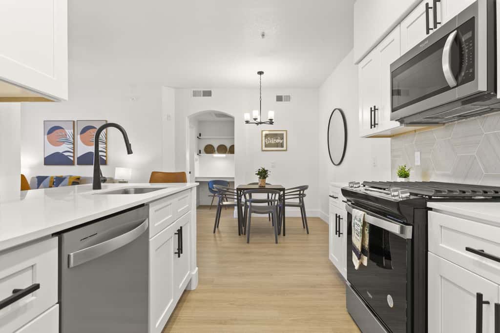 CozySuites Glendale close to the stadium w/ pool!