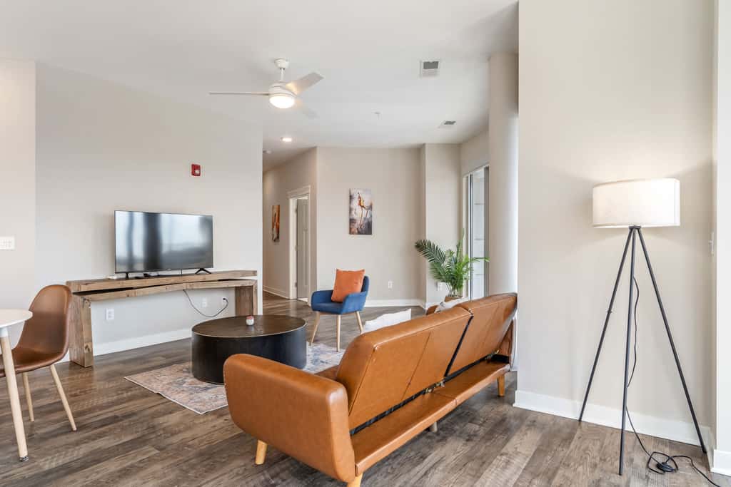 CozySuites - Penrose on Mass w/ pool & parking #3
