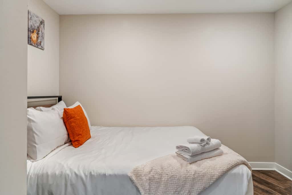 CozySuites - Penrose on Mass w/ pool & parking #3