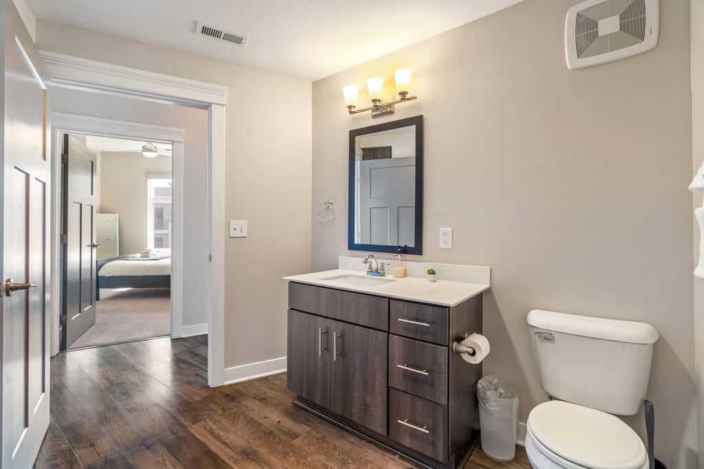 CozySuites - Penrose on Mass w/ pool & parking #3
