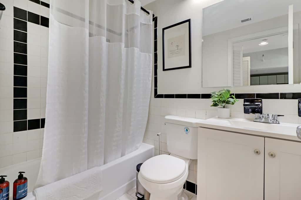 Roami at The Alamac Pool Near the Beach 1BR
