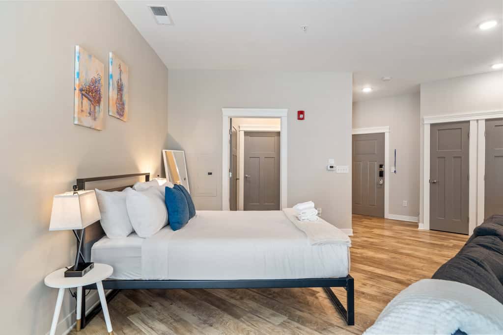CozySuites - Penrose on Mass w/ pool - Studio